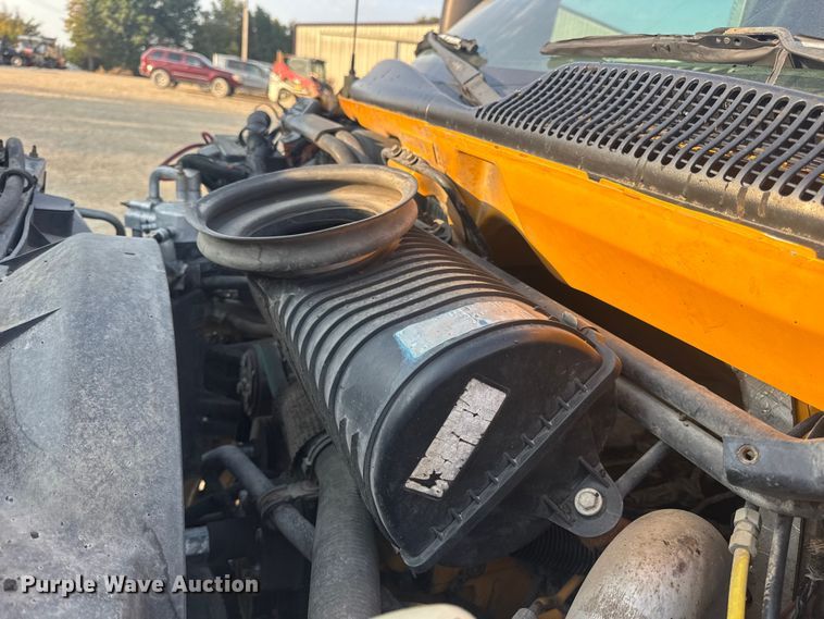 image for item DW6626 2004 Chevrolet C7500 oil distributor truck