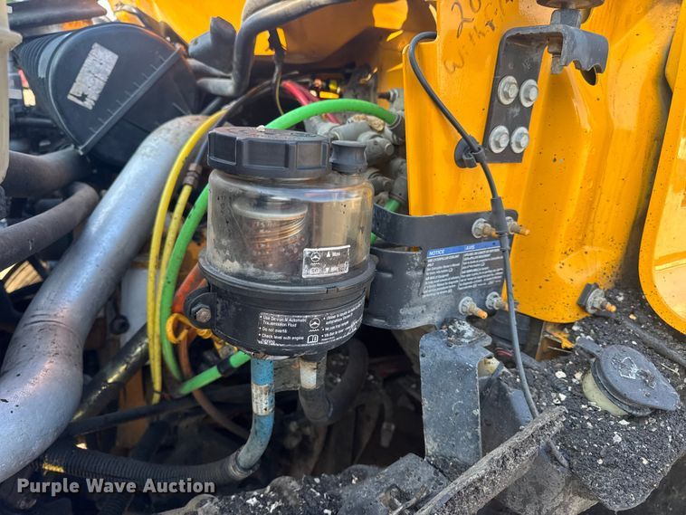 image for item DW6626 2004 Chevrolet C7500 oil distributor truck