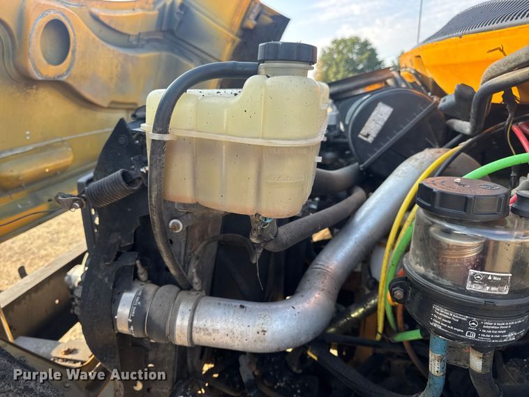 image for item DW6626 2004 Chevrolet C7500 oil distributor truck