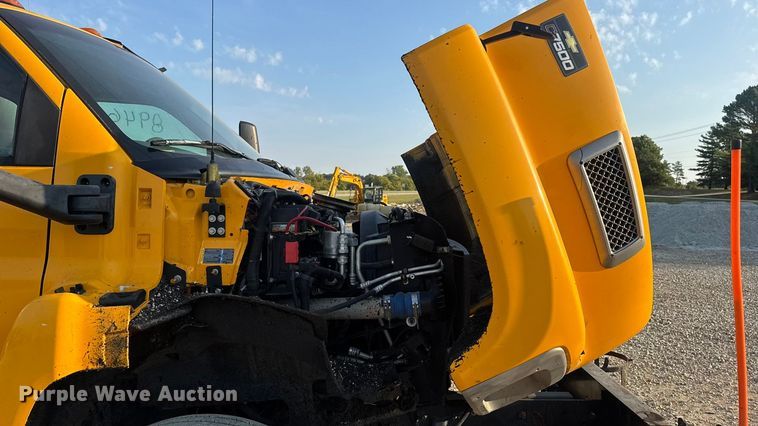 image for item DW6626 2004 Chevrolet C7500 oil distributor truck