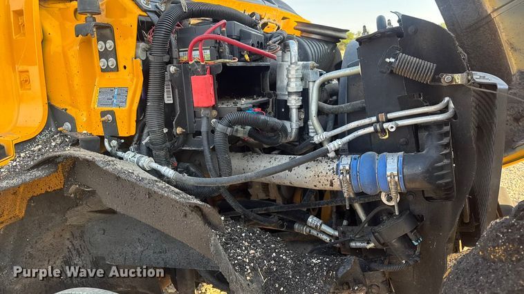 image for item DW6626 2004 Chevrolet C7500 oil distributor truck