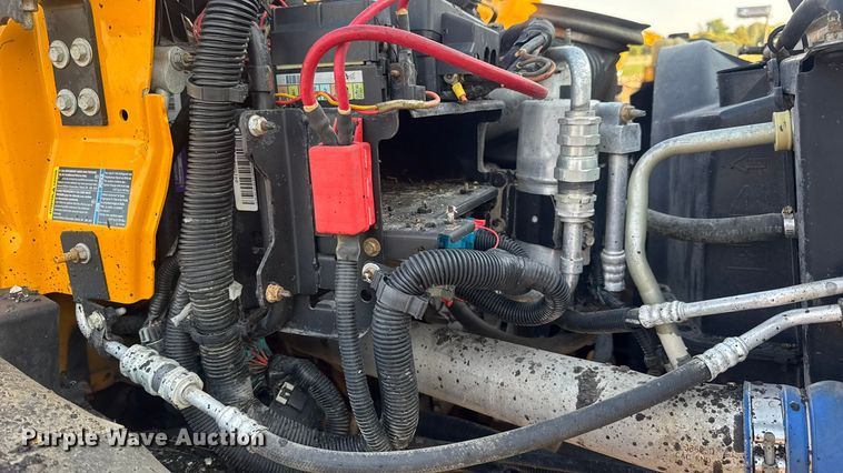 image for item DW6626 2004 Chevrolet C7500 oil distributor truck