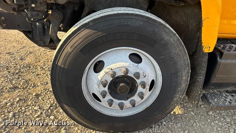 image for item DW6626 2004 Chevrolet C7500 oil distributor truck