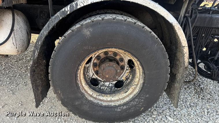 image for item DW6626 2004 Chevrolet C7500 oil distributor truck