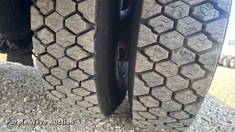 image for item DW6626 2004 Chevrolet C7500 oil distributor truck