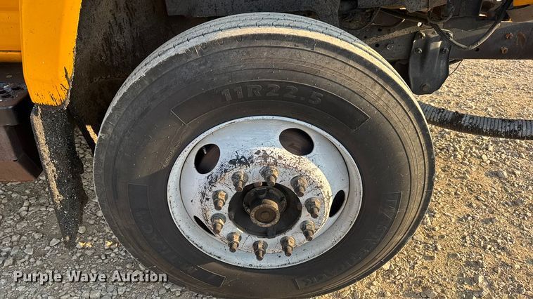 image for item DW6626 2004 Chevrolet C7500 oil distributor truck