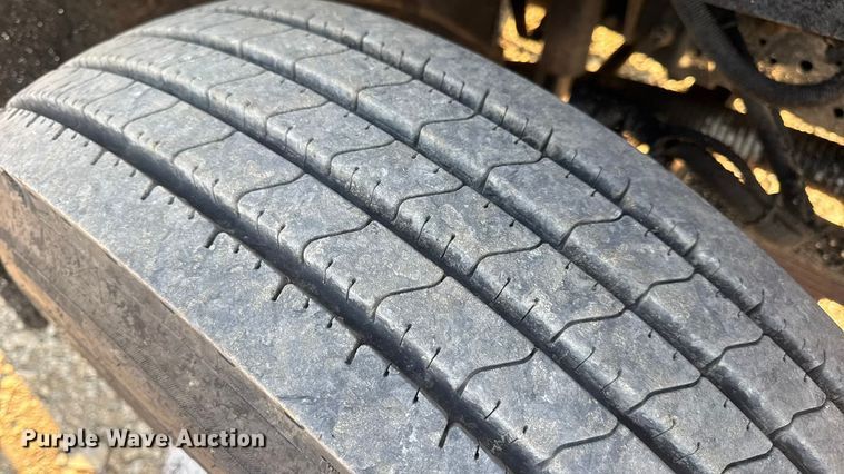 image for item DW6626 2004 Chevrolet C7500 oil distributor truck