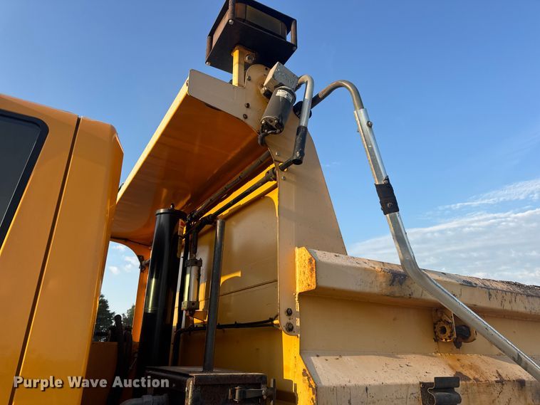 image for item DW6628 2010 International 7500 WorkStar dump truck