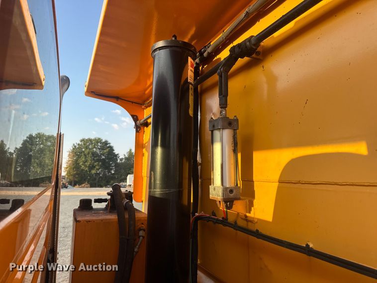 image for item DW6628 2010 International 7500 WorkStar dump truck