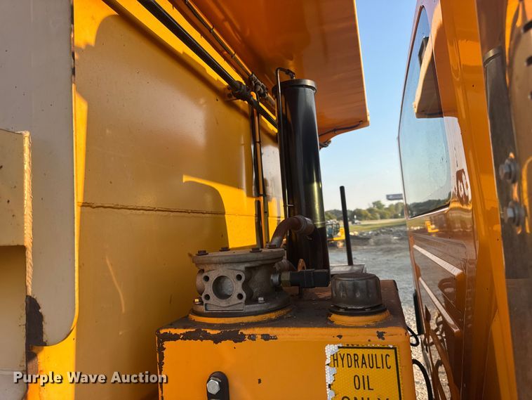 image for item DW6628 2010 International 7500 WorkStar dump truck