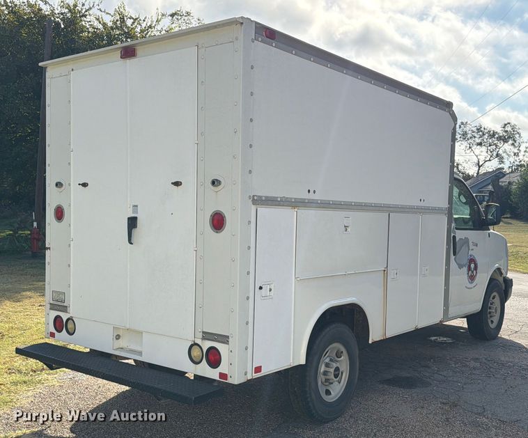 image for item DX5814 2004 GMC Savana utility van