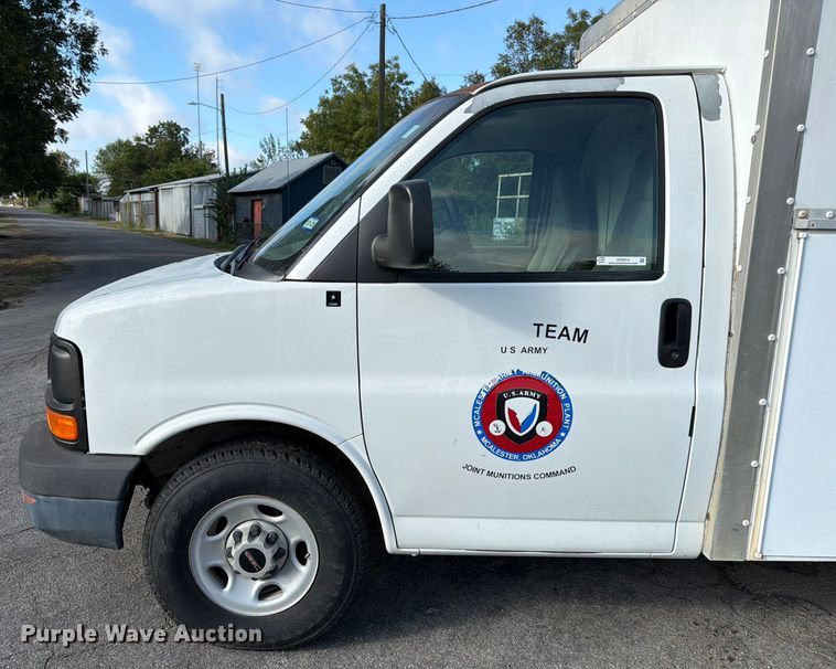 image for item DX5814 2004 GMC Savana utility van