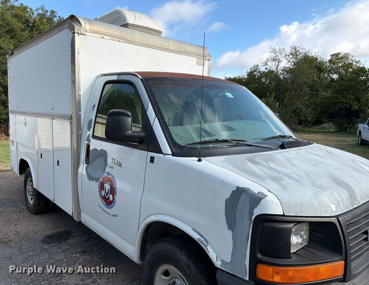 image for item DX5814 2004 GMC Savana utility van