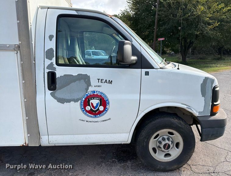 image for item DX5814 2004 GMC Savana utility van