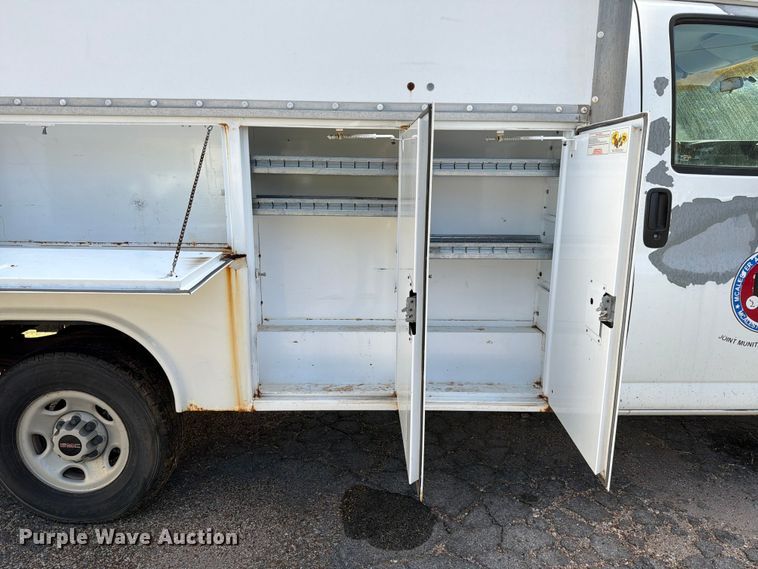 image for item DX5814 2004 GMC Savana utility van