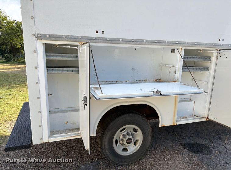 image for item DX5814 2004 GMC Savana utility van