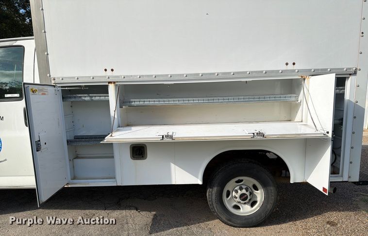 image for item DX5814 2004 GMC Savana utility van