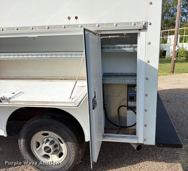 image for item DX5814 2004 GMC Savana utility van