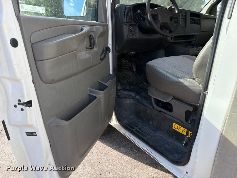 image for item DX5814 2004 GMC Savana utility van