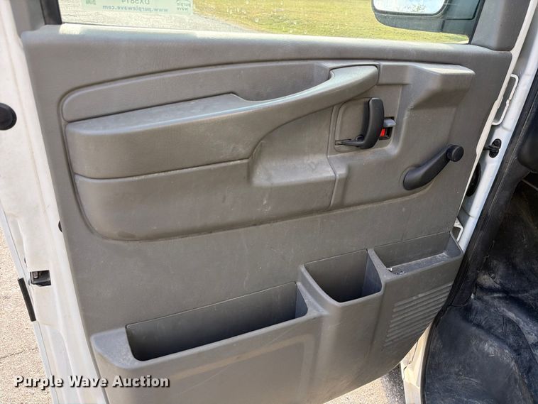 image for item DX5814 2004 GMC Savana utility van