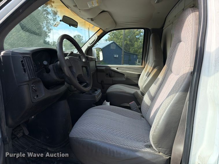 image for item DX5814 2004 GMC Savana utility van