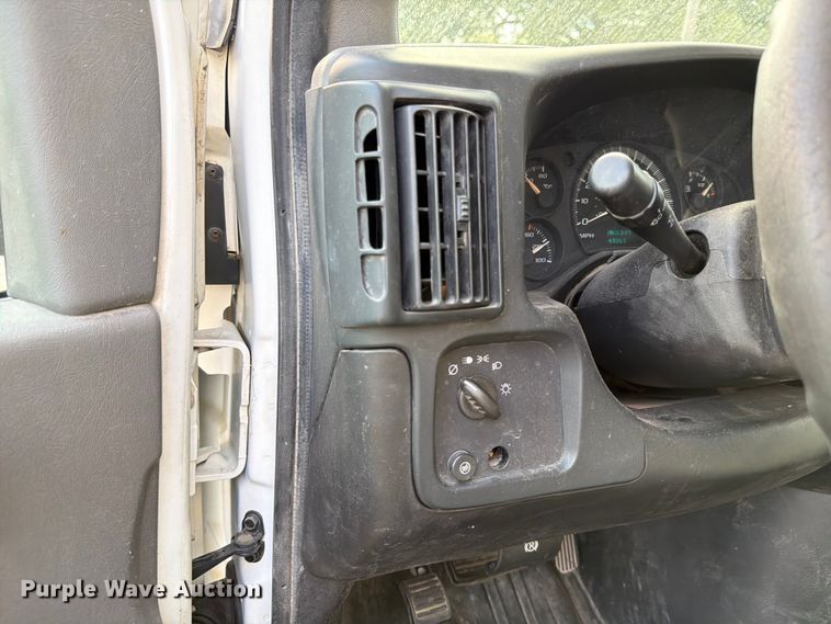 image for item DX5814 2004 GMC Savana utility van