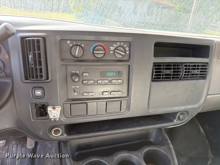 image for item DX5814 2004 GMC Savana utility van