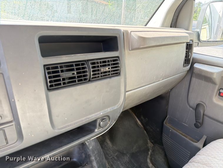 image for item DX5814 2004 GMC Savana utility van