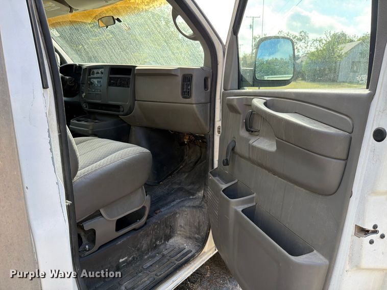 image for item DX5814 2004 GMC Savana utility van