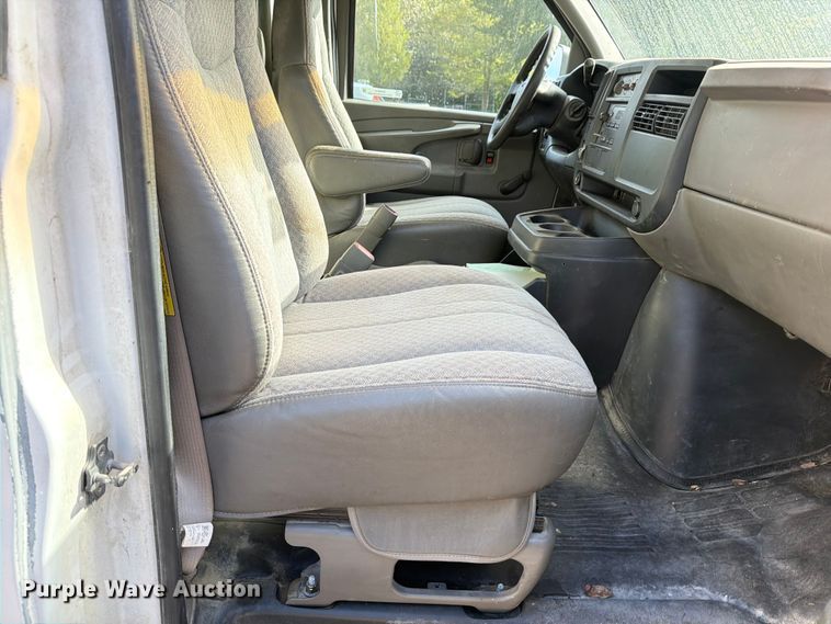 image for item DX5814 2004 GMC Savana utility van