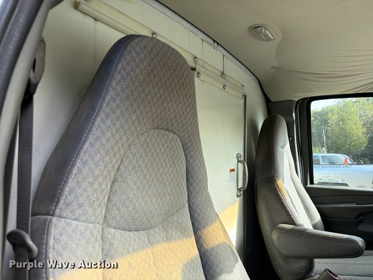 image for item DX5814 2004 GMC Savana utility van