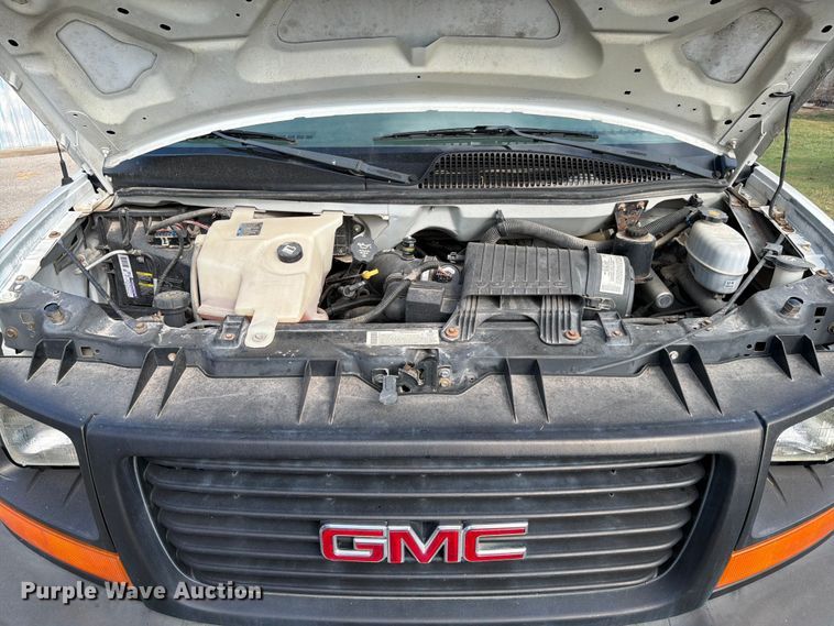 image for item DX5814 2004 GMC Savana utility van