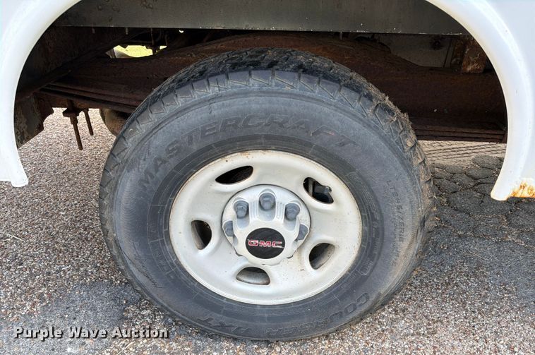 image for item DX5814 2004 GMC Savana utility van