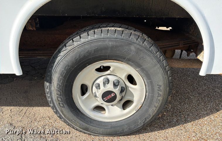 image for item DX5814 2004 GMC Savana utility van