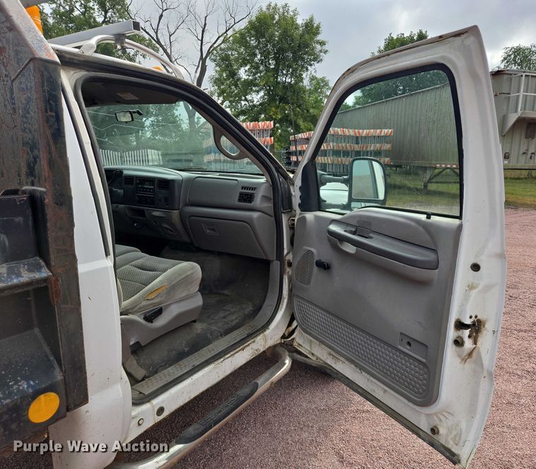 image for item DY1142 2001 Ford F450 Super Duty dump truck