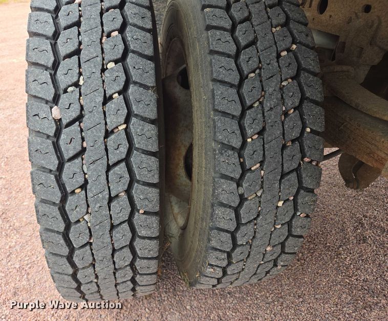 image for item DY1142 2001 Ford F450 Super Duty dump truck