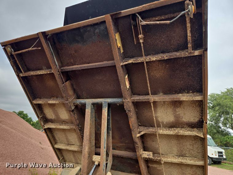 image for item DY1143 2001 Ford F350 Super Duty dump bed pickup truck