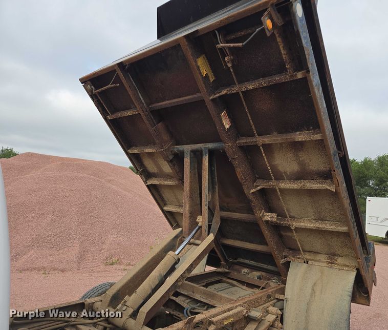 image for item DY1143 2001 Ford F350 Super Duty dump bed pickup truck