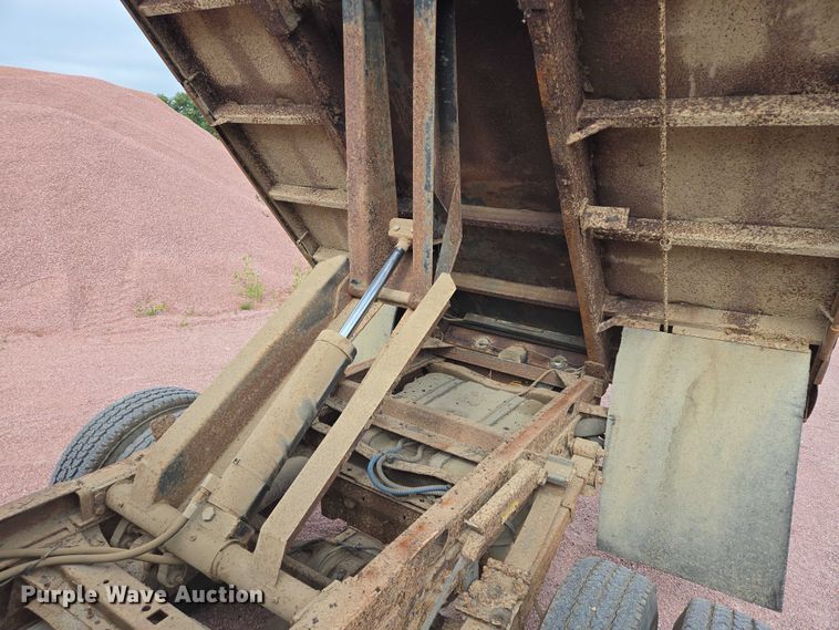 image for item DY1143 2001 Ford F350 Super Duty dump bed pickup truck