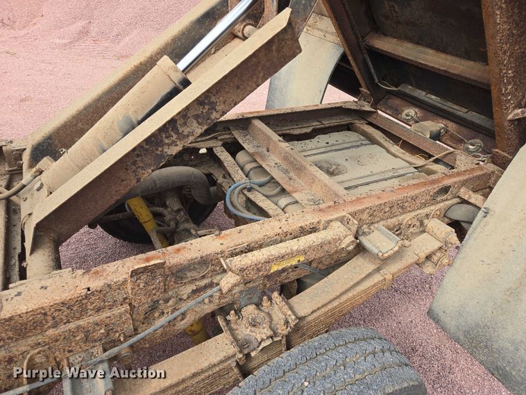 image for item DY1143 2001 Ford F350 Super Duty dump bed pickup truck