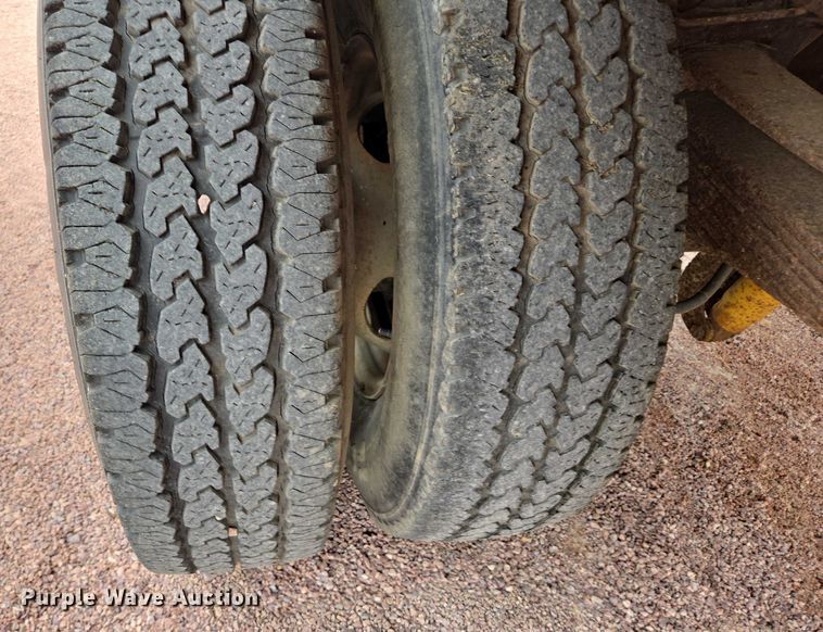 image for item DY1143 2001 Ford F350 Super Duty dump bed pickup truck