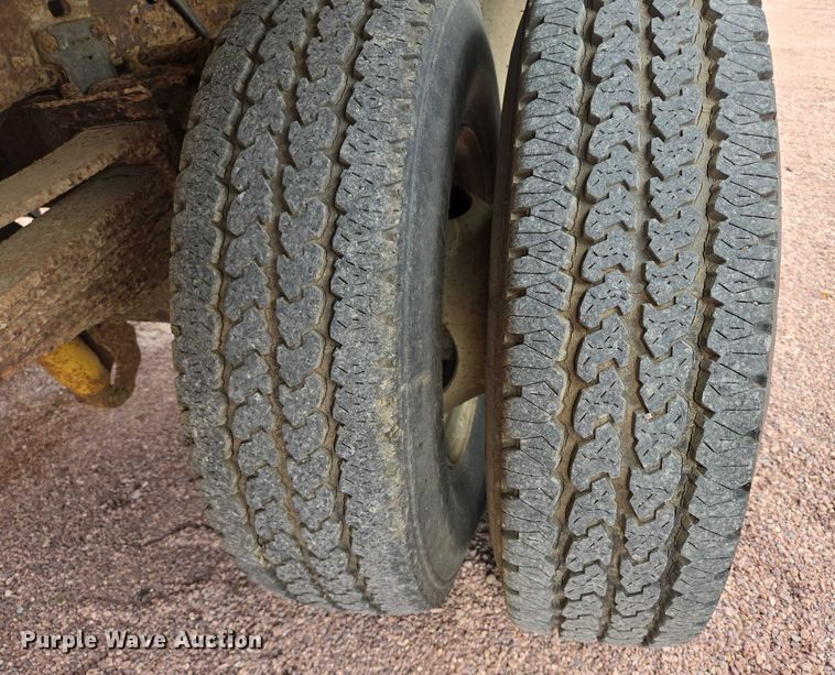 image for item DY1143 2001 Ford F350 Super Duty dump bed pickup truck