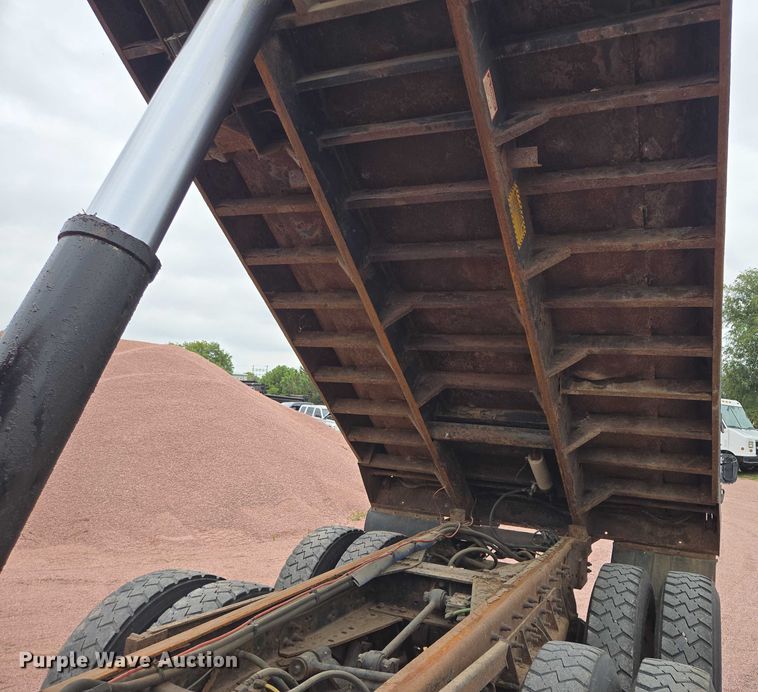 image for item DY1147 2005 International 7400 dump truck