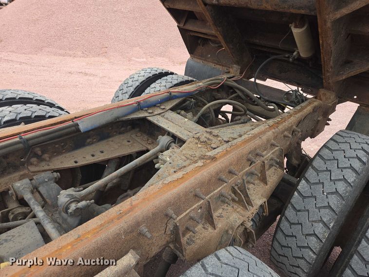 image for item DY1147 2005 International 7400 dump truck