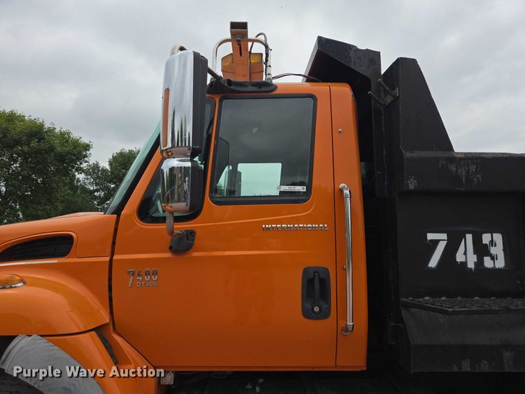 image for item DY1147 2005 International 7400 dump truck