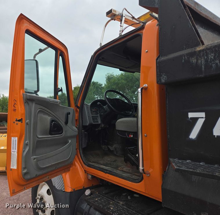 image for item DY1147 2005 International 7400 dump truck