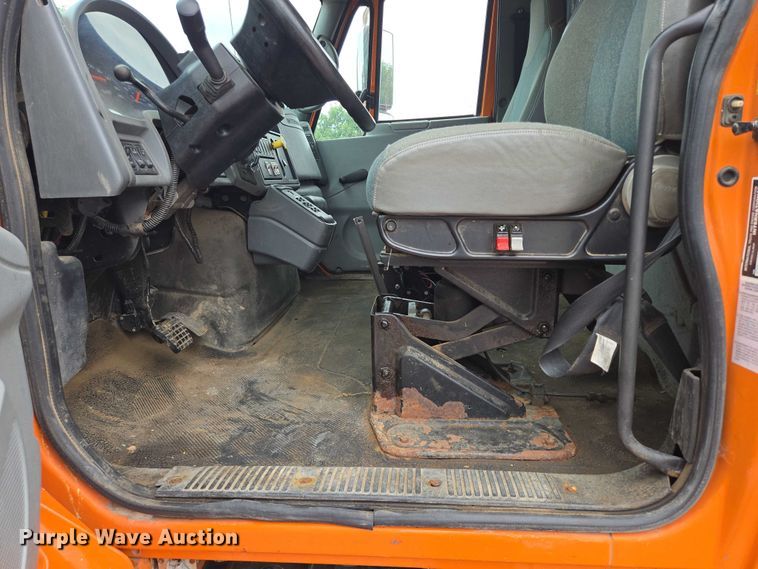 image for item DY1147 2005 International 7400 dump truck