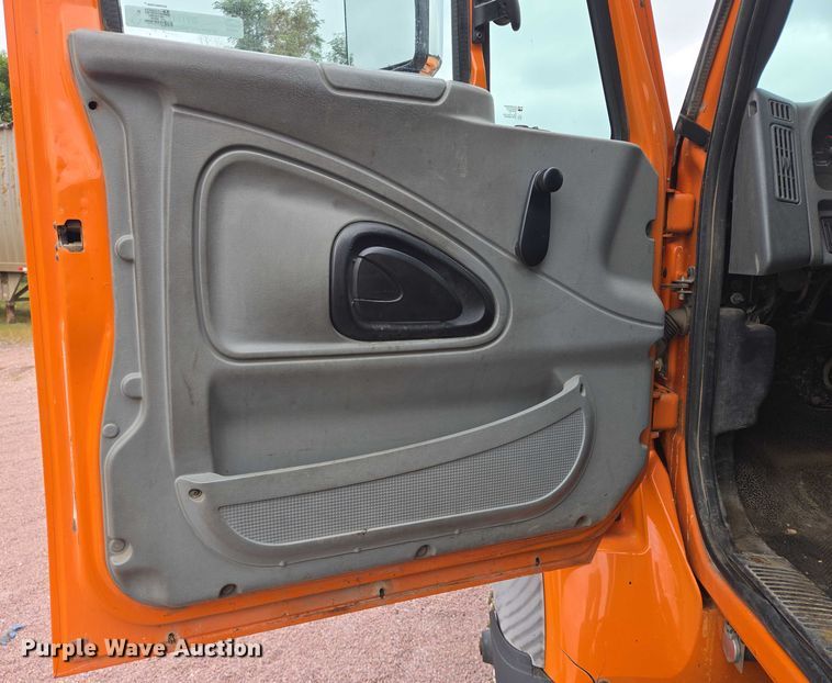 image for item DY1147 2005 International 7400 dump truck