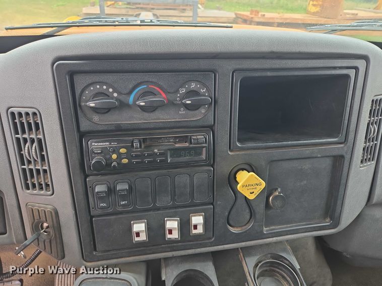 image for item DY1147 2005 International 7400 dump truck