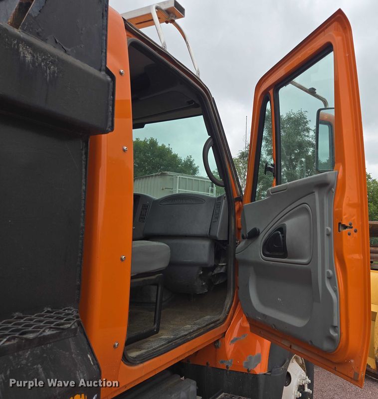 image for item DY1147 2005 International 7400 dump truck